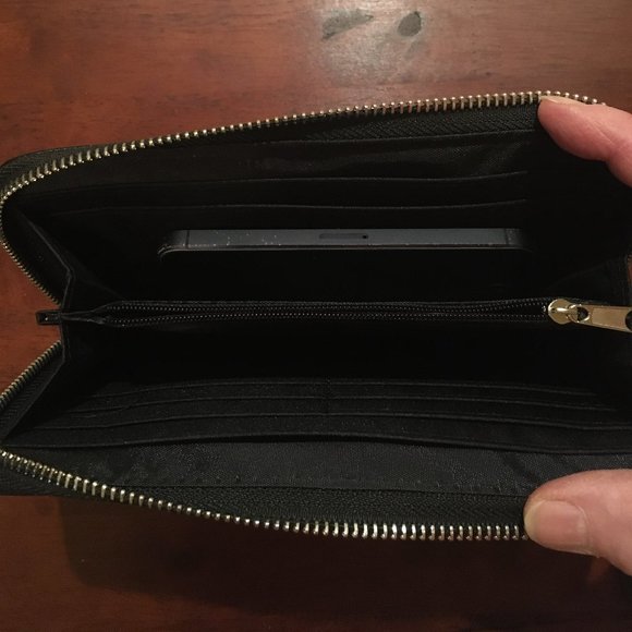 Tahari Women's Black Trendsetter Clutch Wallet Organizer with Wrist Strap NWT - Picture 8 of 15